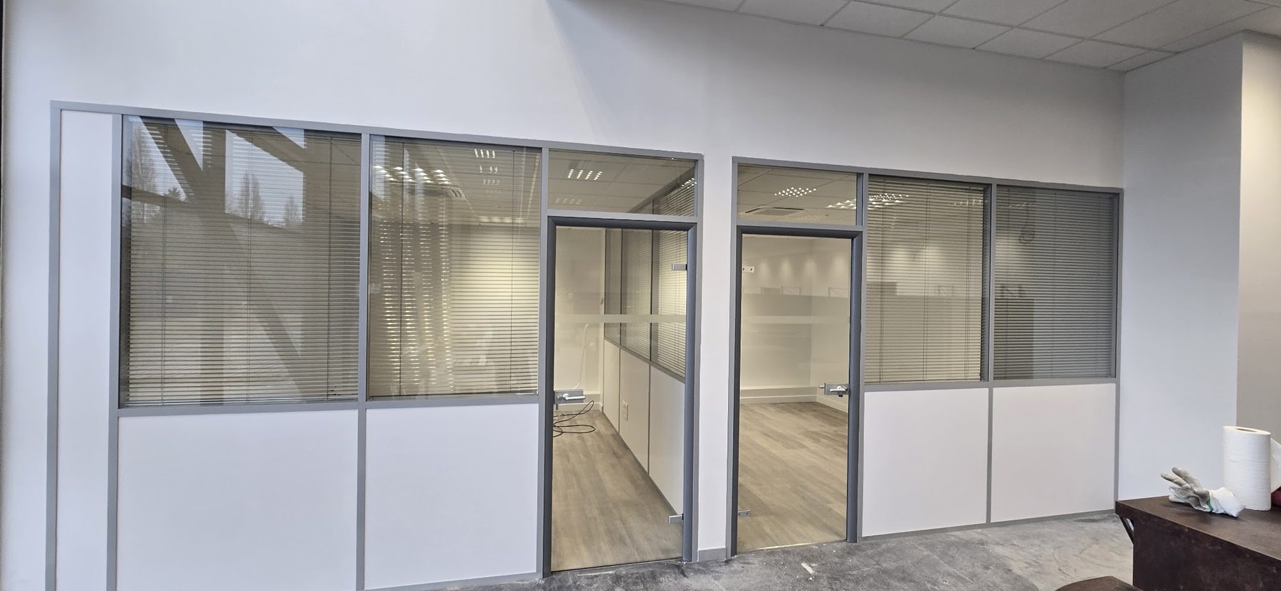 Cloisons vitrées sur ossature et faux plafond en dalles dans un plateau de bureaux